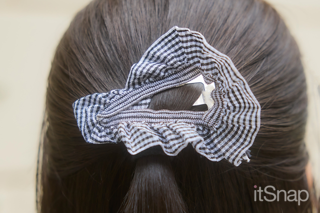 ギンガムチェック柄のシュシュがうしろ姿まで可愛く演出