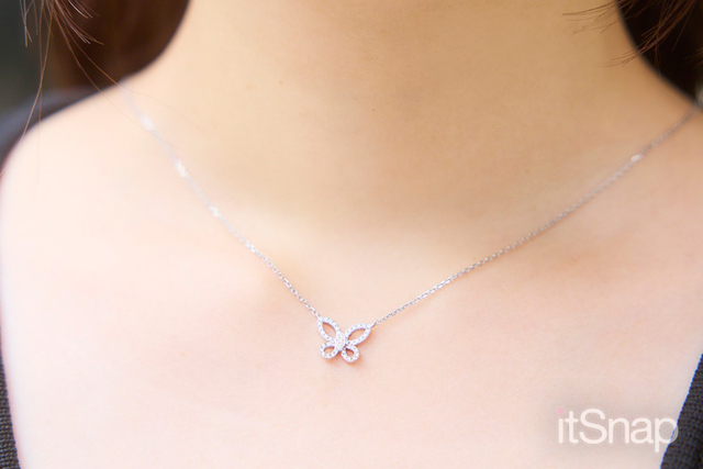 胸元きらめくバタフライネックレスが完成度をアップ