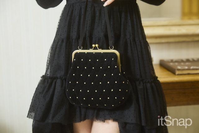 ビジューがきらめくミニバッグで女子力をプラス！