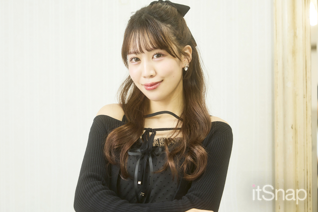 ハーフアップに黒リボンを添えてクラシカルな愛らしさ