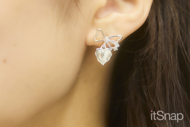 リボン×ハートモチーフが耳元にときめきをひとさじ