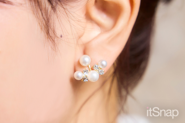 さりげなく華やぐパールピアスで耳元ガーリー
