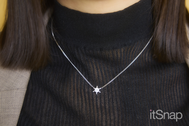 ミニマルなシルバーネックレスが顔まわりをトーンアップ
