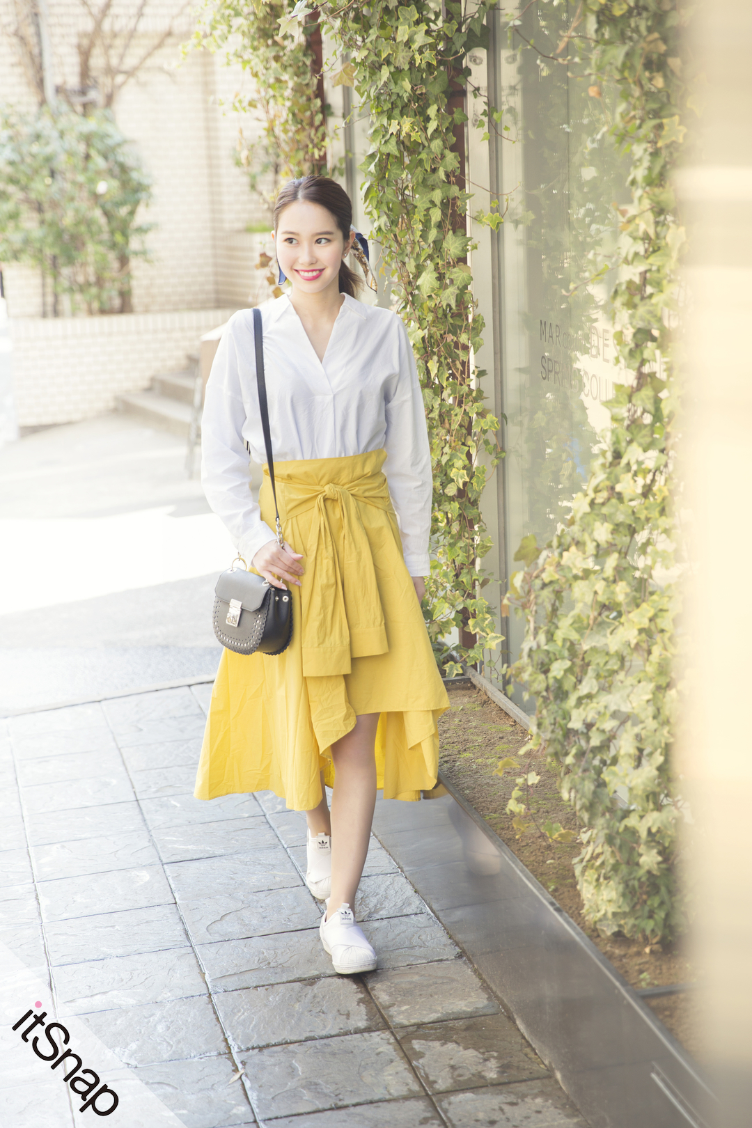 大胆な白×イエロー配色で着る ヘルシーワンツーコーデで美人仕上げ