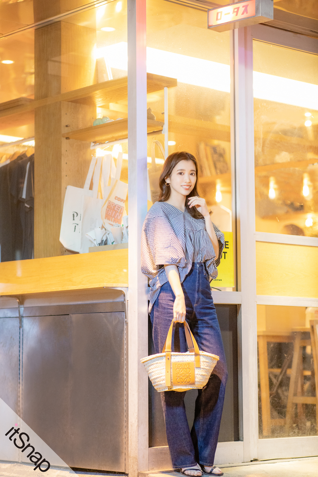インディゴデニムをギンガムチェック柄 シャツ&かごバッグで可愛く脱力
