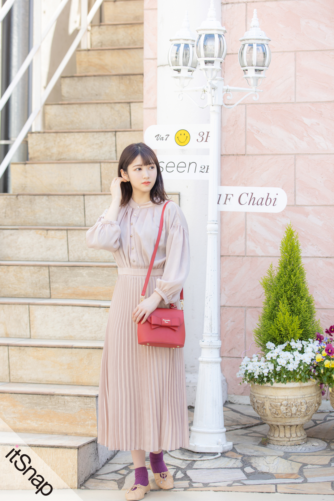 差し色小物でリズムを付けるピンク ワンピコーデでガーリーに拍車