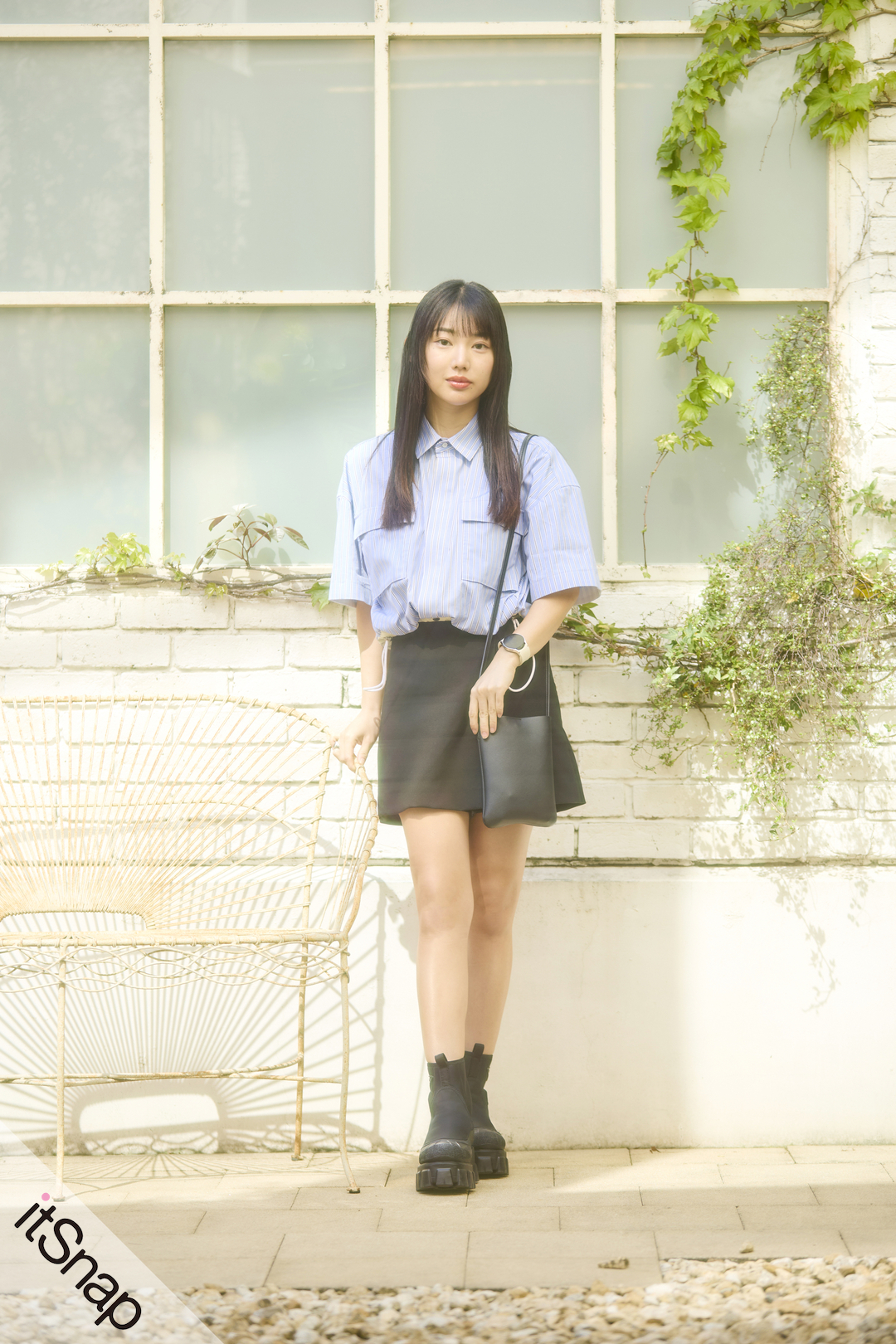 PRADAの厚底ブーツでバランスUPな ストライプシャツ×スカパンの夏