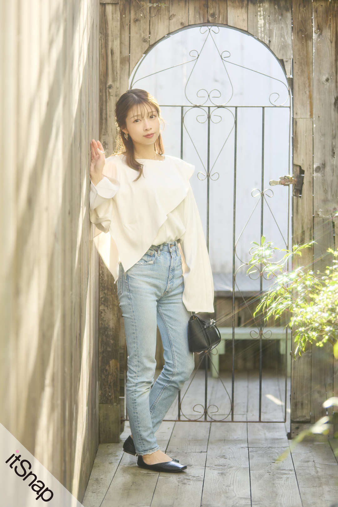 アッキー様 C6664 フリルスリーブニット×デニムコーデ 春夏に絶対したい“白×薄色デニム”の さわやかカジュアルを黒小物で