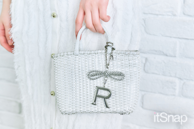 “R”チャームで遊び心を添えてオリジナリティを☆