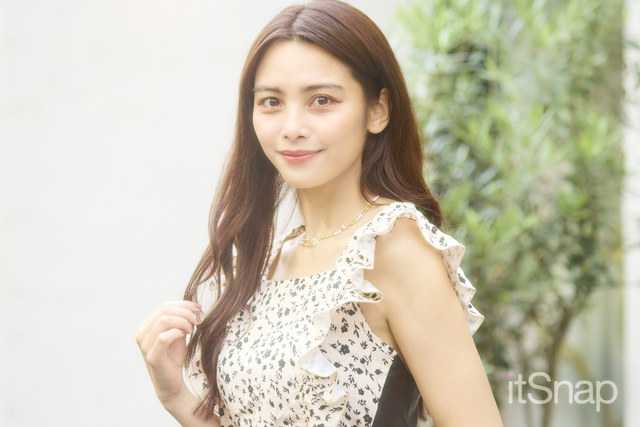 ゆるく巻いたロングヘアで際立つエレガントな美人顔