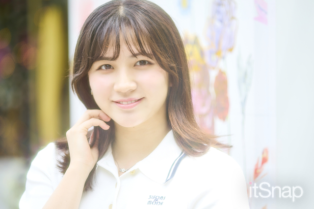 風になびく外ハネミディで優しげなムードに♡