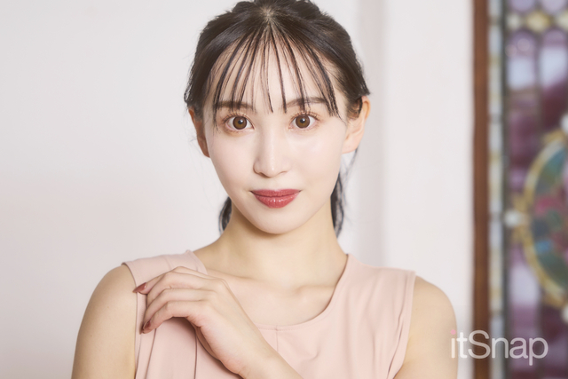 顔立ちを引き立てるシースルーバング×まとめ髪♡