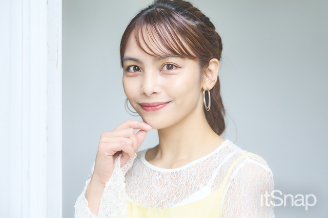 低めポニーで顔まわりすっきりのリゾートヘアに♡