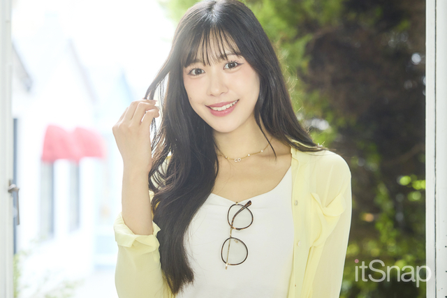 ゆる巻きロング×シースルーバングで大人フェミニン♡