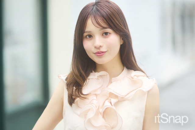 ゆる巻きのナチュラルロングで女性らしさを底上げ♡
