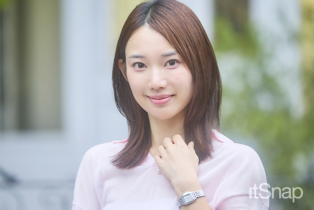 肩で揺れるストレートヘアでナチュラル美人な品のよさ