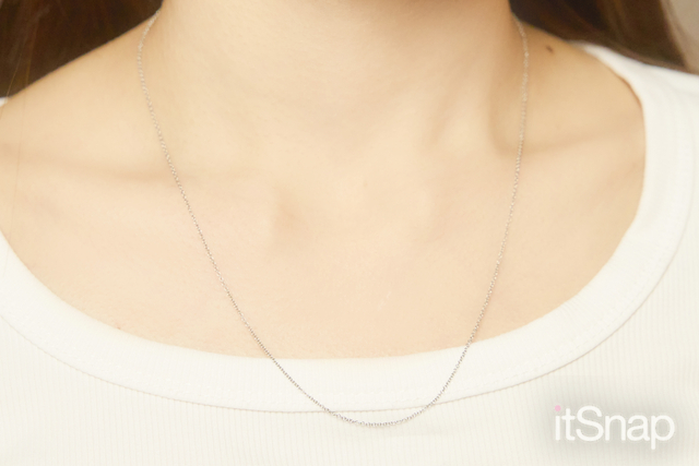 きゃしゃなTiffanyネックレスのさりげない輝きがCool