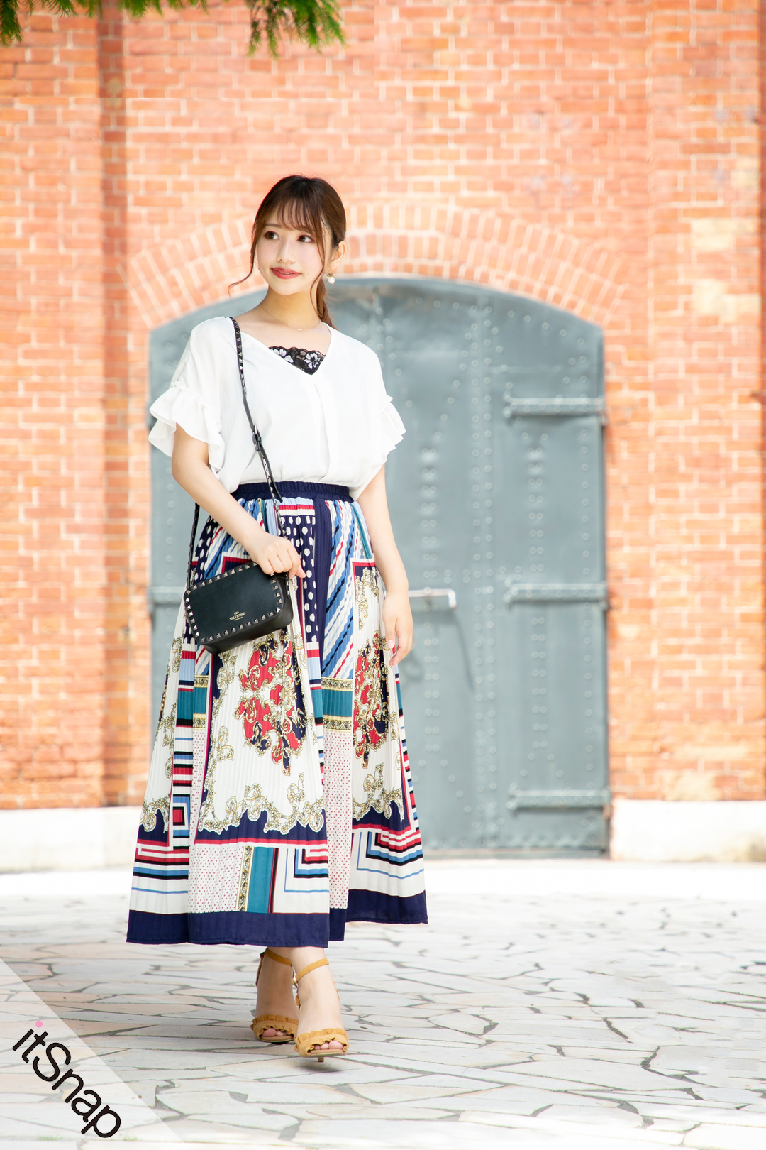 エキゾチックなムードが似合うハイウエスト ロングスカートが脚長効果  