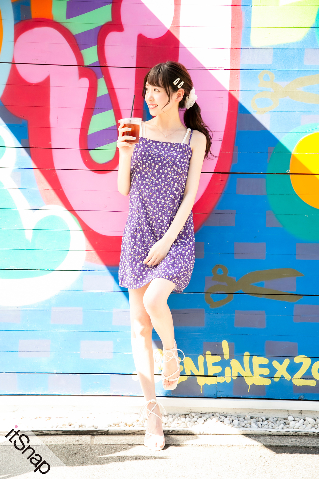 ちゃこ♦️ユースN A大①リップ①サンプル② 夏を満喫する小花柄ワンピ一枚の 肌見せコーデにLOVEコール☆[櫻井優衣