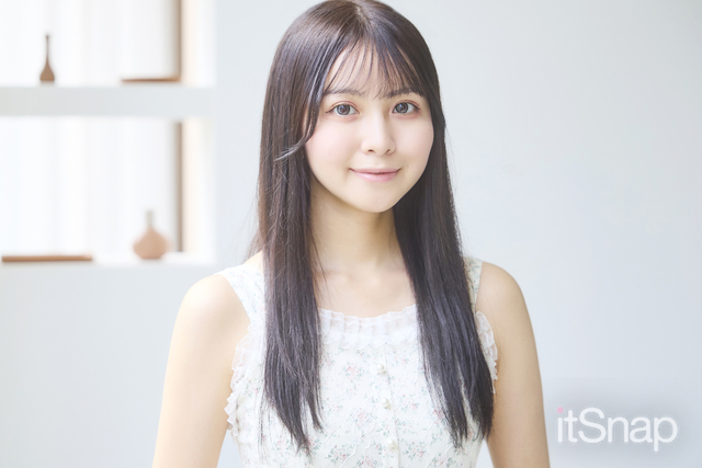 毛先までつややかなストレートで清潔感もガーリー感も！