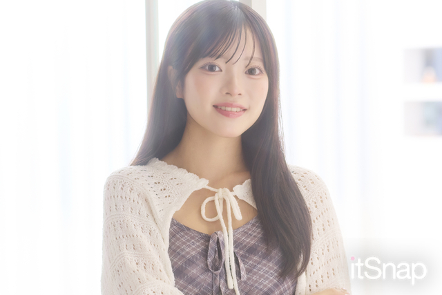 毛先までつややかなストレートで清楚感と上品さを両立♡