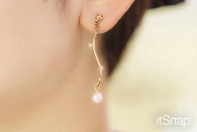 耳元で繊細に揺れるロングピアスがレディなアクセント☆