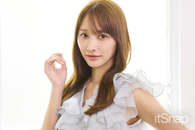 薄めバング×ゆるやかウェーブで顔まわりを優しい印象に♪