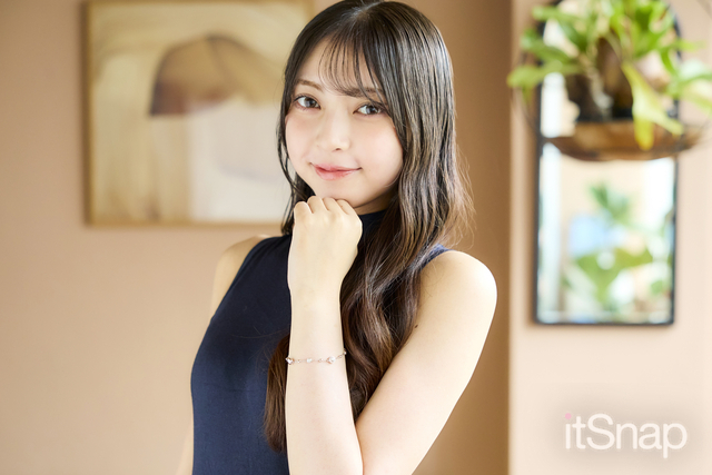 ゆるく波打つロングヘアで品よくやわらかな表情に☆