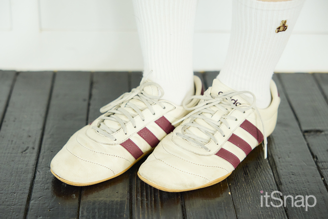 ボルドーのラインがアクセントのadidasでこなれ感を！