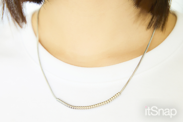 主張しすぎないメタリックネックレスが自然体のアクセント