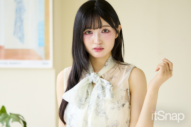 つややかな黒髪ストレートで清楚なムードを後押し♪
