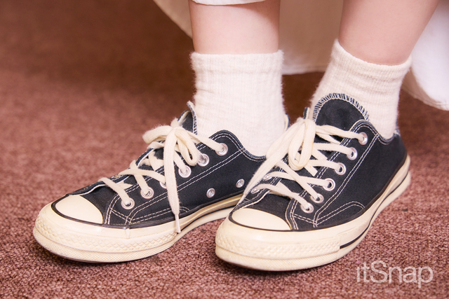 ヴィンテージライクなCONVERSEで白スカートをラフに