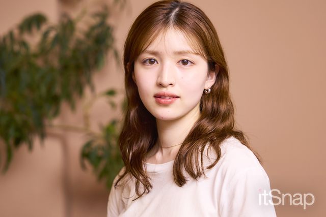 顔まわりをふんわり包むウェーブヘアが女性らしさ倍増