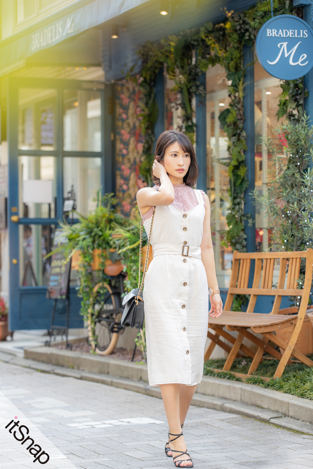 主役の白ワンピをベビーピンク トップスと黒小物でニュアンス出し