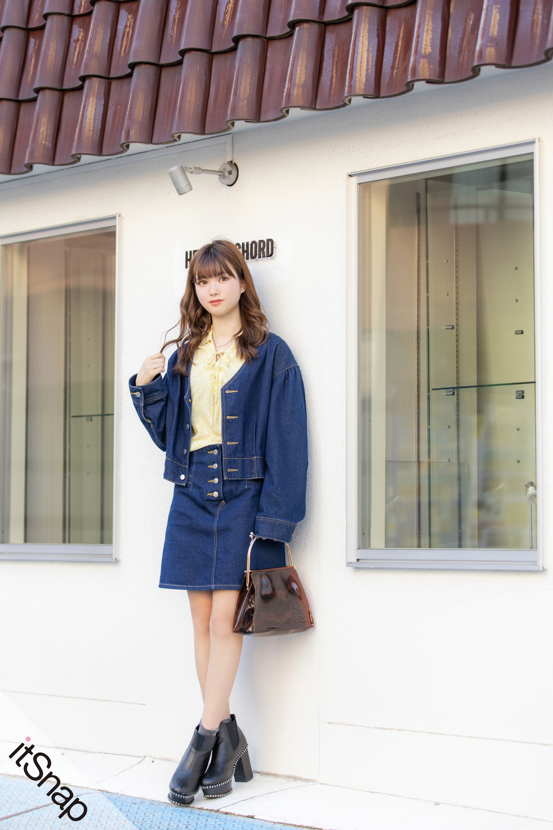 女っぽさが香る小花柄イエロートップスが デニムのイメージをマイルド