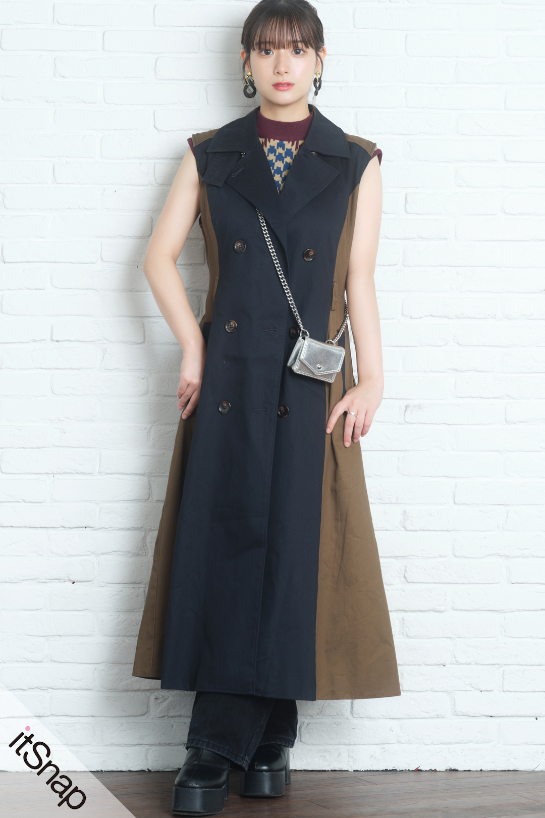 一目惚れのチェーンショルダーポーチで トレンチコーデがパッと華やか  