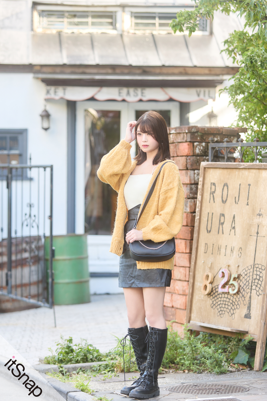 くすみイエローのゆったり シャギーニットで今っぽCuteな装いに