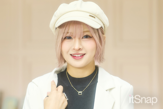 キャスケットに映えるピンクの外ハネで可愛さ倍増♡