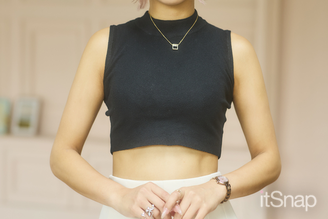 黒のノースリトップスが引き締め効果とモード感を♡