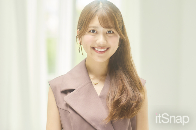 片サイドに流したゆる巻きロングで清潔感と優しさを♡