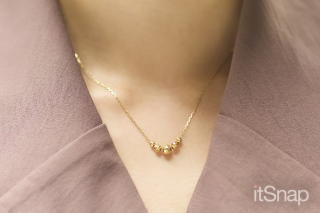 繊細な輝きのネックレスがデコルテを彩るアクセント
