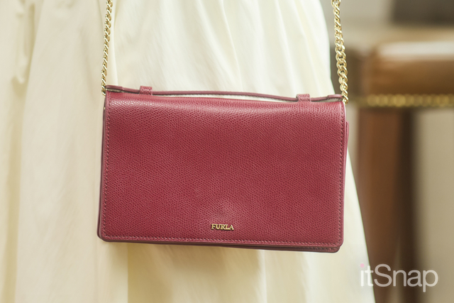 深みのあるボルドーがの装いを引き締めるアクセント