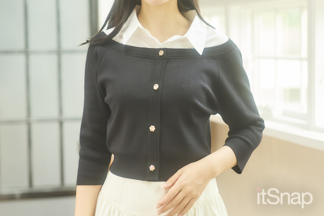 オフショルダー風のラインとゴールドボタンがエレガント