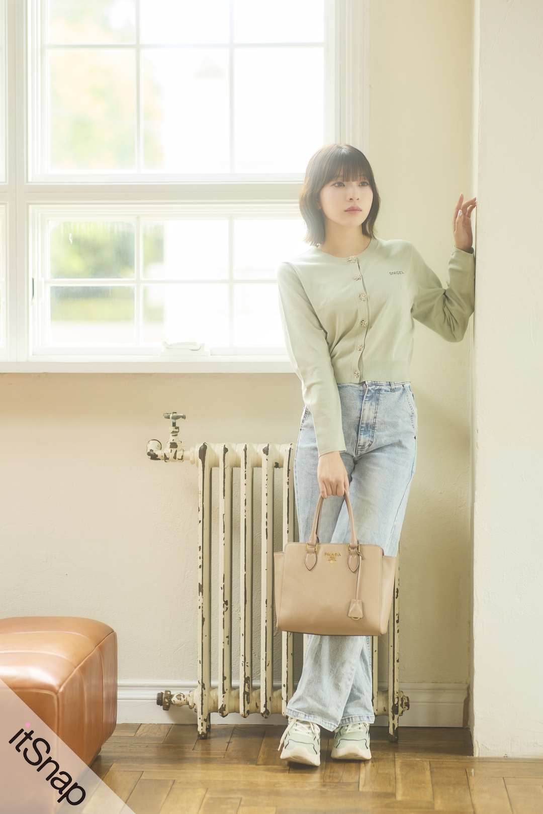 淡いグリーン×薄色デニムが好相性な 優しげスニーカーカジュアルが話題