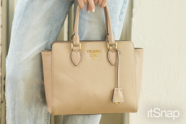 淡ピンクのPRADAバッグがフェミニンアクセント♡