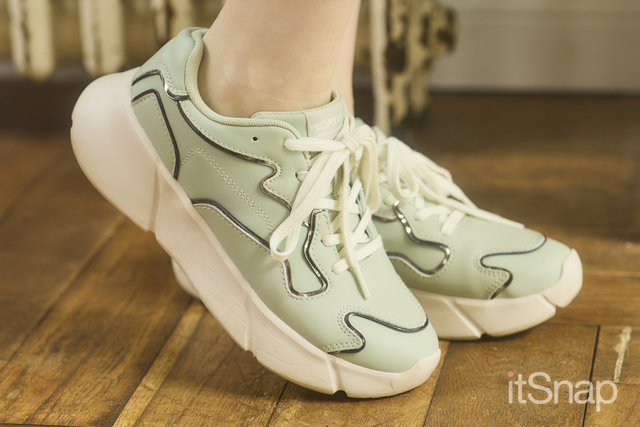 グリーン×シルバーの配色がさわやかで足元を軽快に!