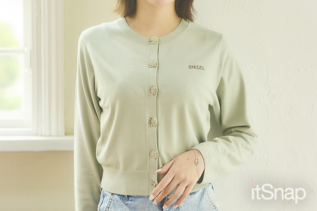 ビジューボタンの輝きで視線を引きつける主役カーデ