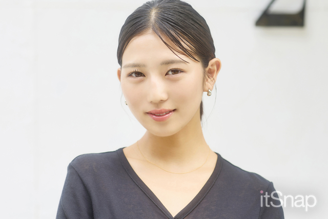 ヘルシーにまとめた低めのひとつ結びで大人っぽく