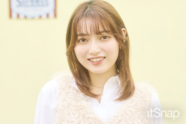 毛先に軽く内巻きを入れて柔らかさと上品さを演出