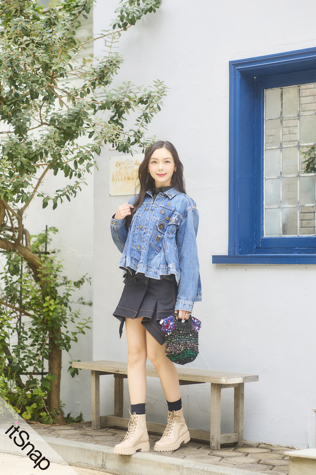 sacai × Levi'sの名品デニムを主役に 知的でハイセンスな“モードガール
